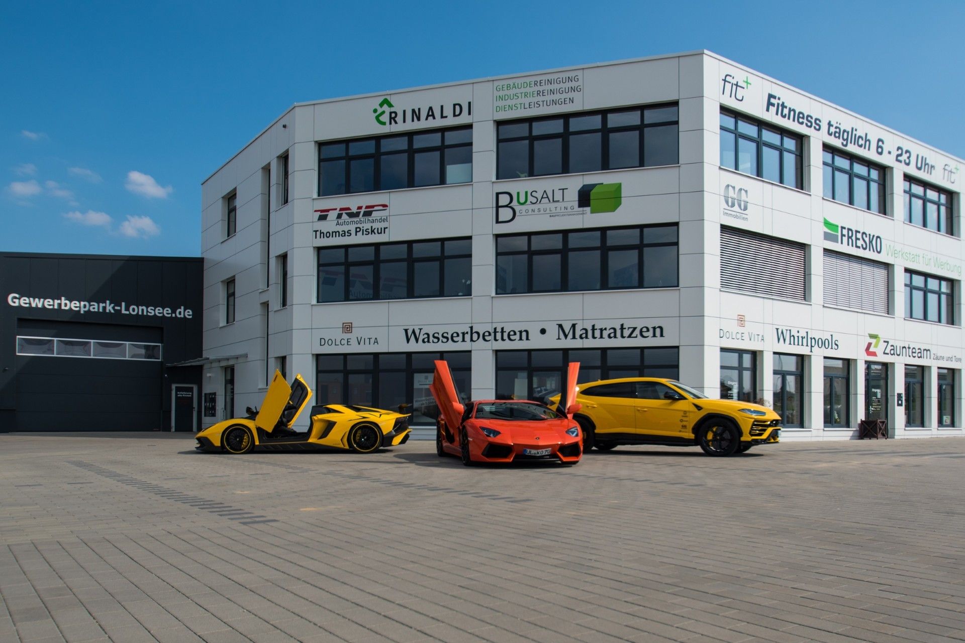 Gewerbepark 1, Fassade mit Firmenschildern