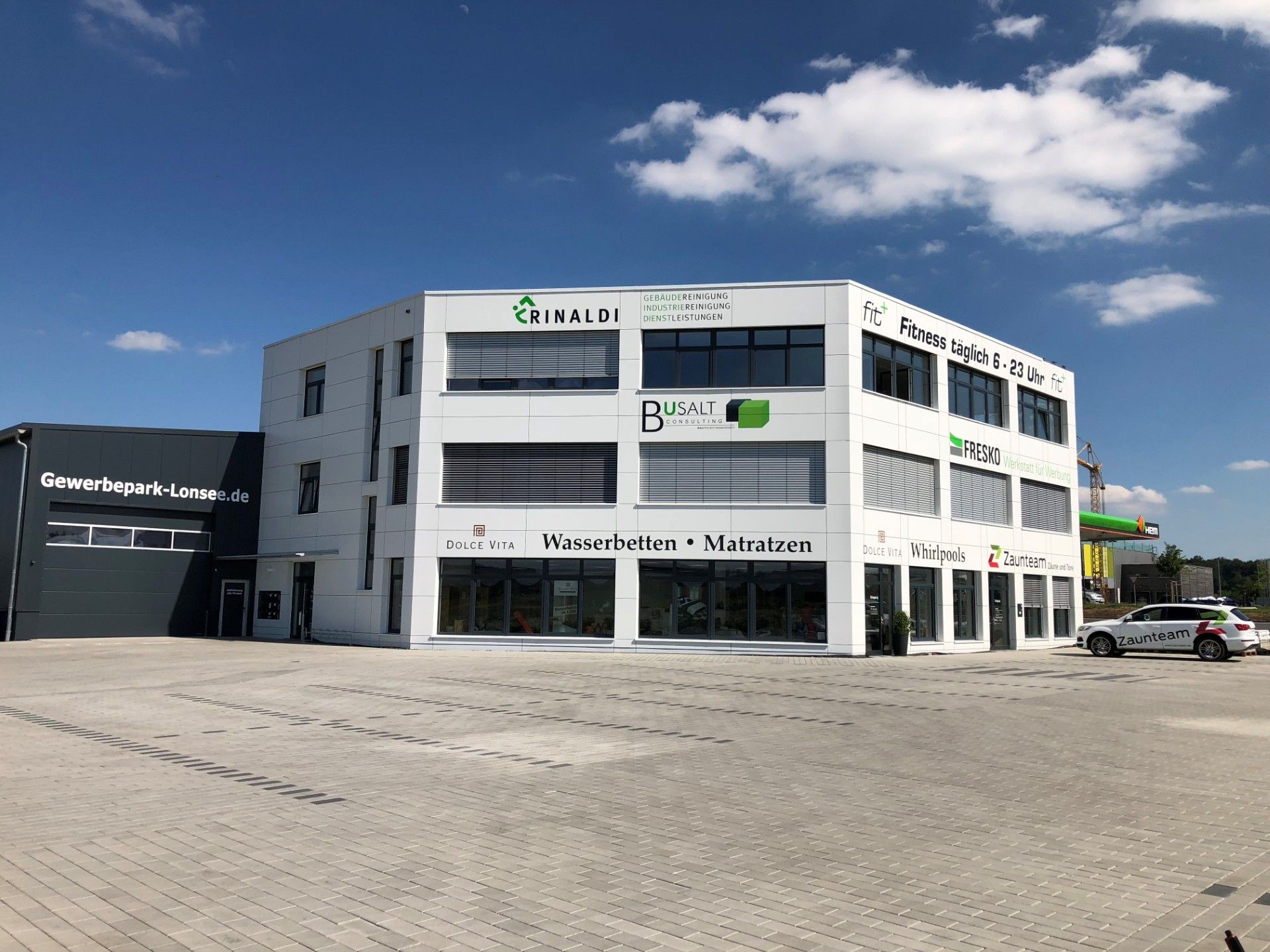 Gewerbepark 1 in Luizhausen mit den Schildern der Mieter